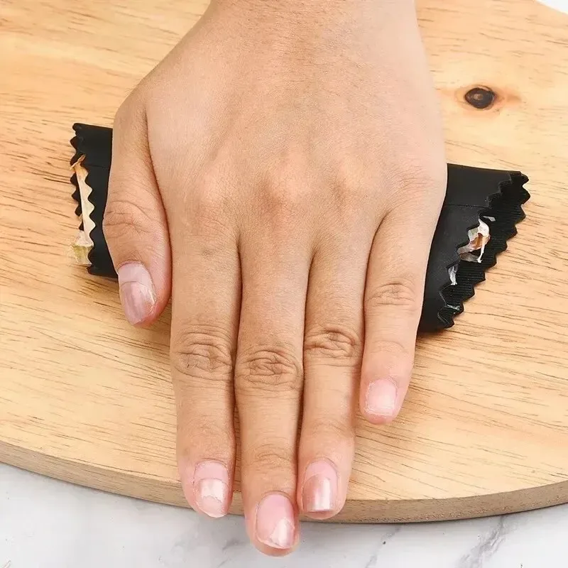 Kitchen Gadgets Youtube - ที่ปอกกระเทียมแบบหลอด ซิลิโคนปอกกระเทียม ใช้งานง่าย สะดวก อุปกรณ์ครัวที่ใช้งานง่าย ปลอดสารพิษ